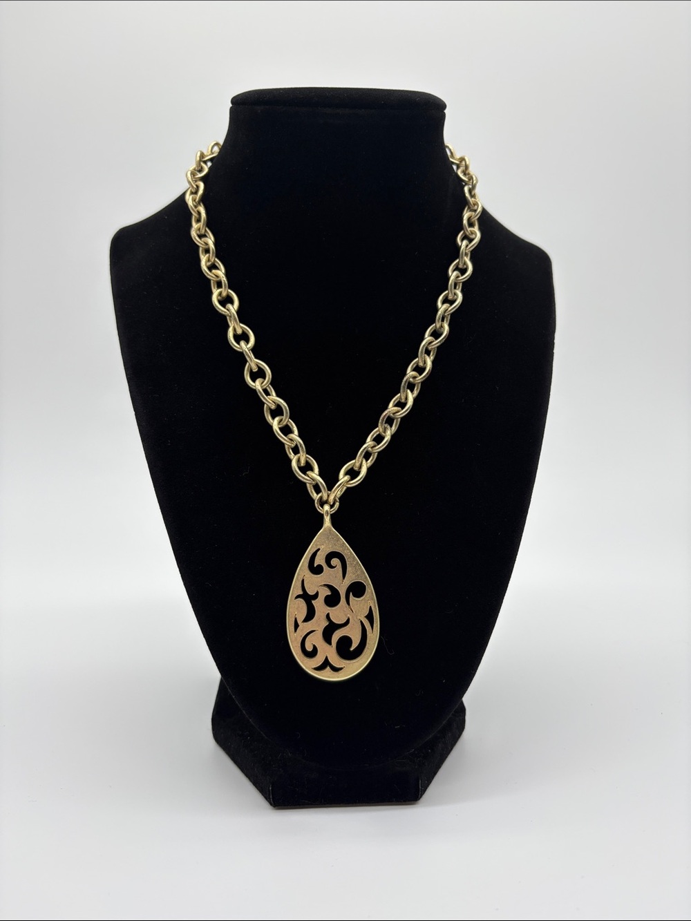 Gold Teardrop Filigree Pendant Necklace Intricate Cutout Women Jewelry